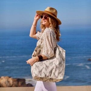 Giraffe Bucket Bag ~ NEW with Tags ~ Adorable & Oversized ♡ ⸝⸝🦒 ༘